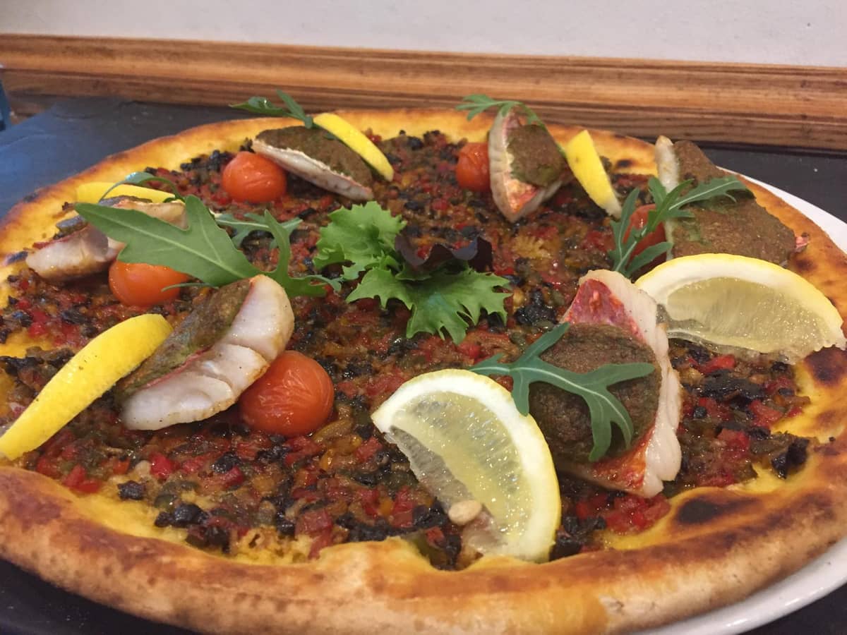Pizza aux fruits de mer cuite au feu de bois à Bollène